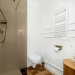 Bright & Modern In The Center By Renters بوزنان