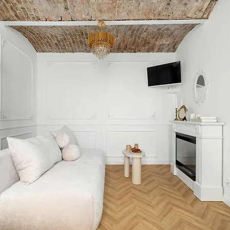 Bright & Modern In The Center By Renters Apartment *
