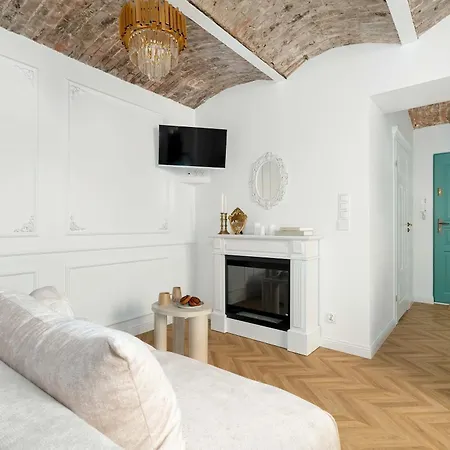 Bright & Modern In The Center By Renters Apartment *