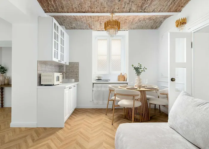 Bright & Modern In The Center By Renters