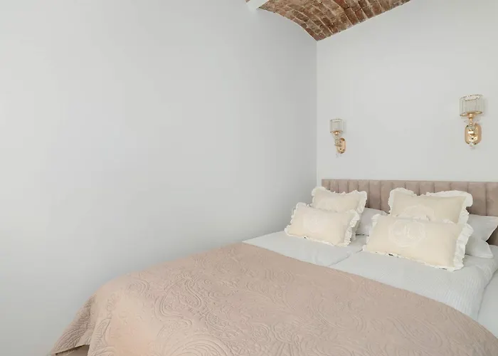 Bright & Modern In The Center By Renters Posen