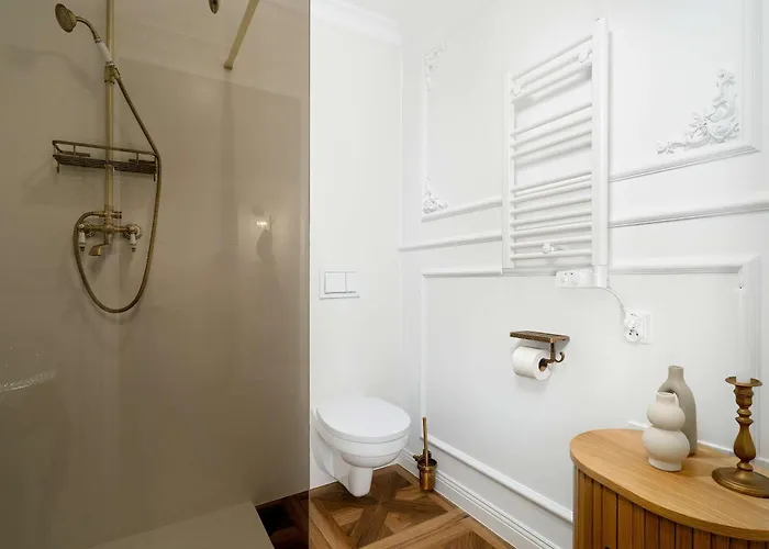 Bright & Modern In The Center By Renters Posen